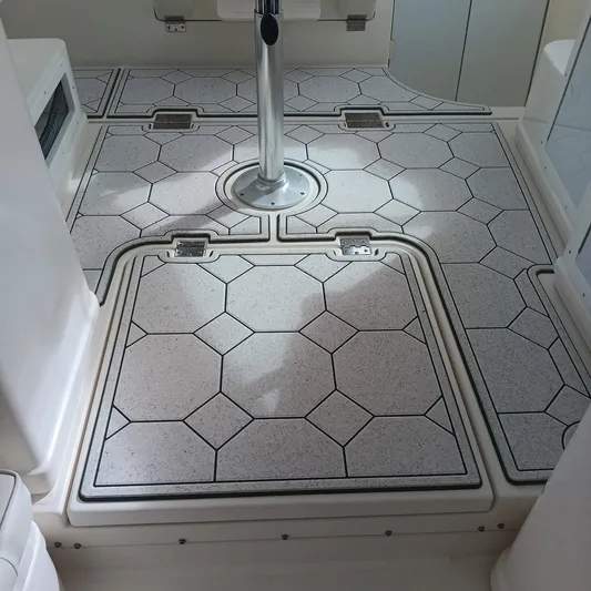 Los Gemelos Yacht Photos Pics 2006 Rampage 33 Express Barta Canyon Edition boat deck with geometric pattern flooring.