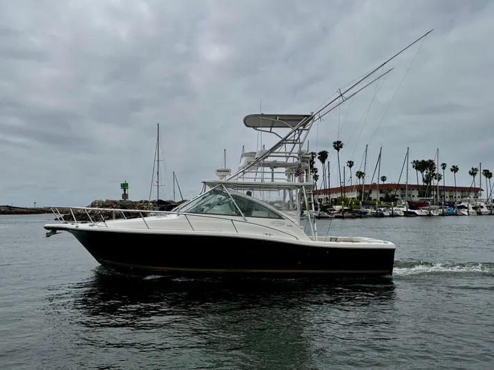 Los Gemelos Yacht Photos Pics 2006 Rampage 33 Express Barta Canyon Edition boat cruising in a marina.