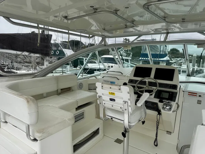 Los Gemelos Yacht Photos Pics 2006 Rampage 33 Express Barta Canyon Edition boat interior with helm and seating area.