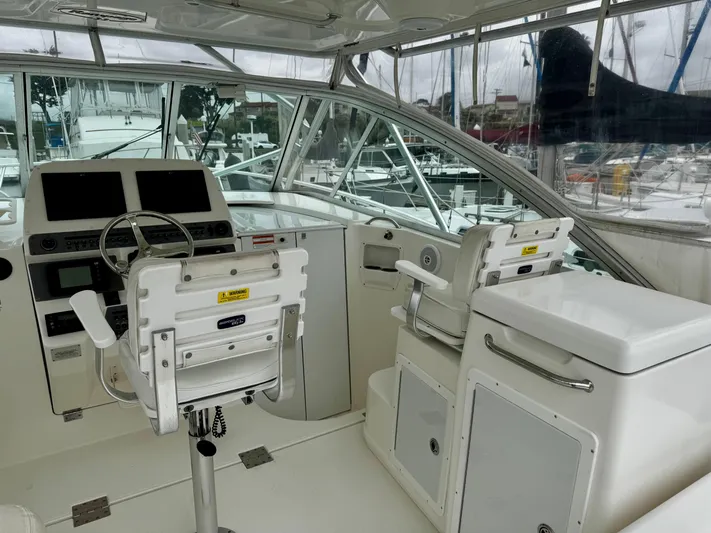 Los Gemelos Yacht Photos Pics 2006 Rampage 33 Express Barta Canyon Edition helm with dual seats and navigation equipment.