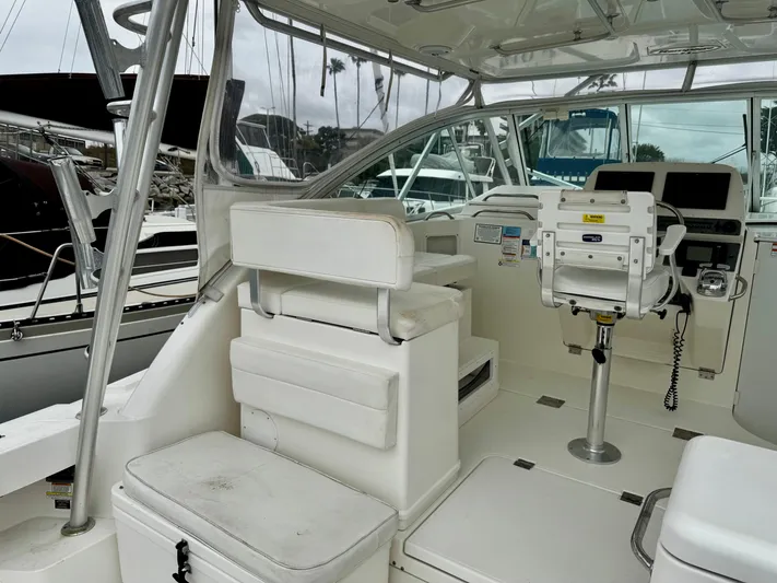 Los Gemelos Yacht Photos Pics 2006 Rampage 33 Express Barta Canyon Edition boat interior with helm and seating area.