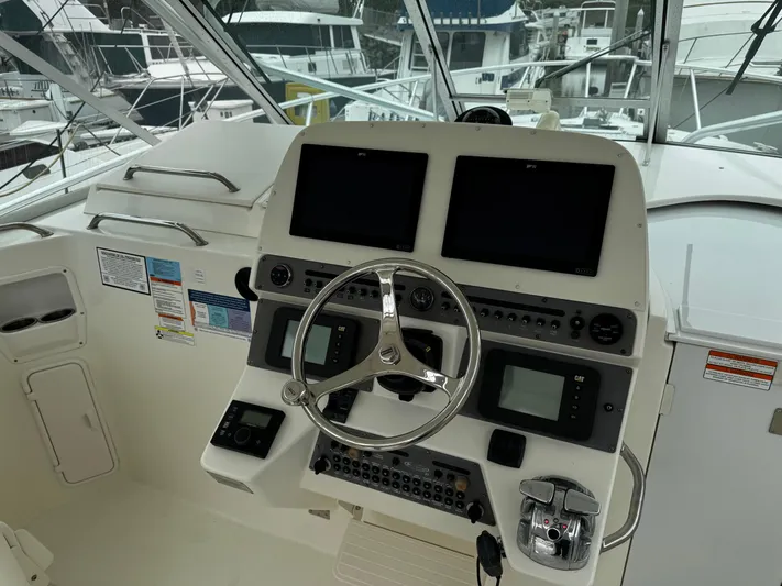 Los Gemelos Yacht Photos Pics Helm of 2006 Rampage 33 Express Barta Canyon Edition with dual screens and controls.
