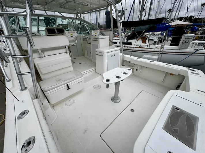 Los Gemelos Yacht Photos Pics 2006 Rampage 33 Express Barta Canyon Edition boat interior with seating and control panel.