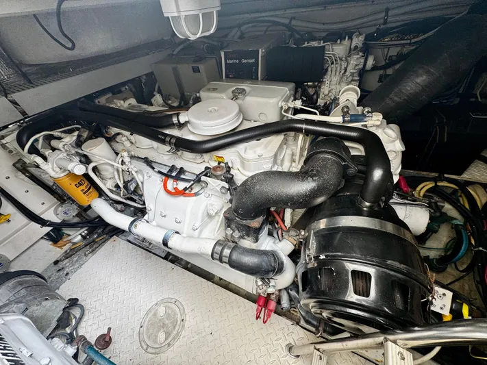 Los Gemelos Yacht Photos Pics Engine room of 2006 Rampage 33 Express Barta Canyon Edition boat.