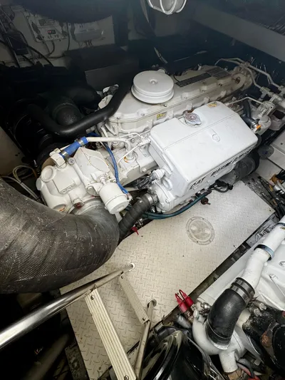 Los Gemelos Yacht Photos Pics Engine room of 2006 Rampage 33 Express Barta Canyon Edition boat.