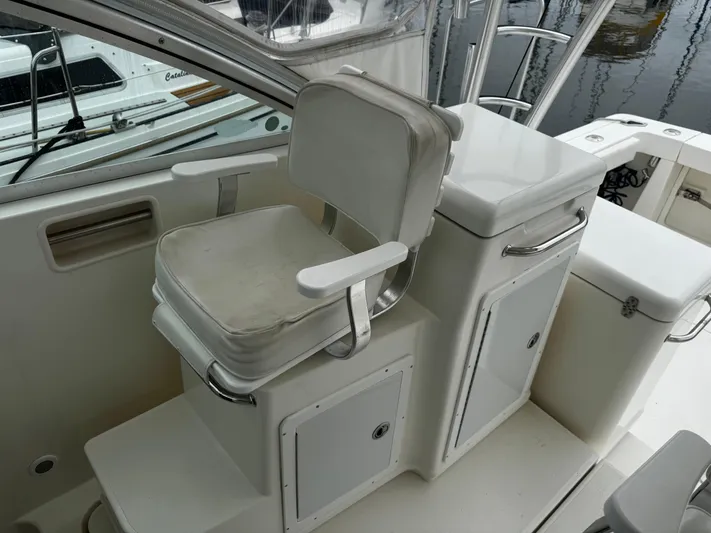 Los Gemelos Yacht Photos Pics Captain's chair on 2006 Rampage 33 Express Barta Canyon Edition boat, featuring white upholstery.