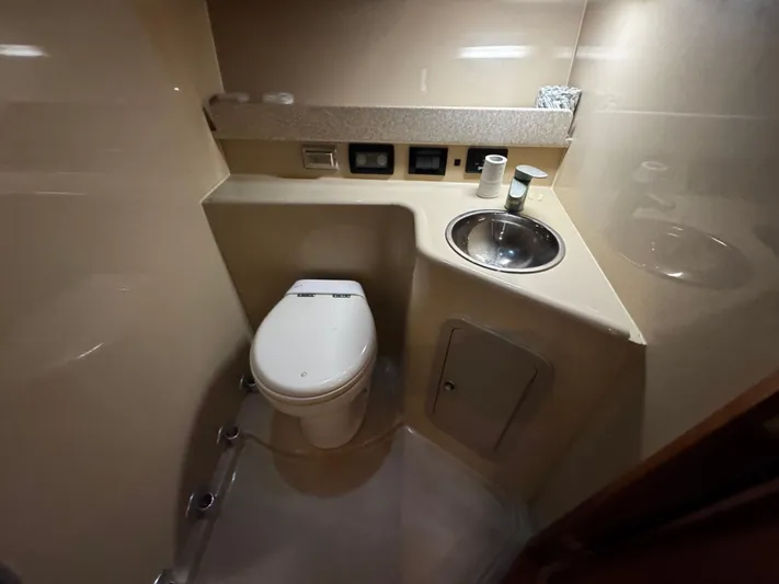 Los Gemelos Yacht Photos Pics 2006 Rampage 33 Express Barta Canyon Edition bathroom with toilet and sink.