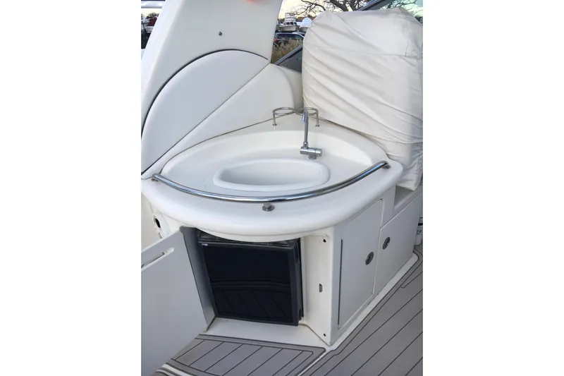  Yacht Photos Pics 2007 Sea Ray 340 Sundancer boat sink and storage area.
