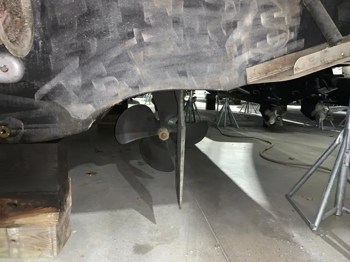 Why Knot Yacht Photos Pics 2001 Carver 396 Motor Yacht propeller and hull on dry dock.