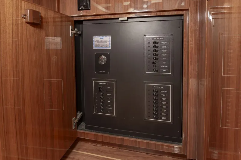 Heel Yeah Yacht Photos Pics 