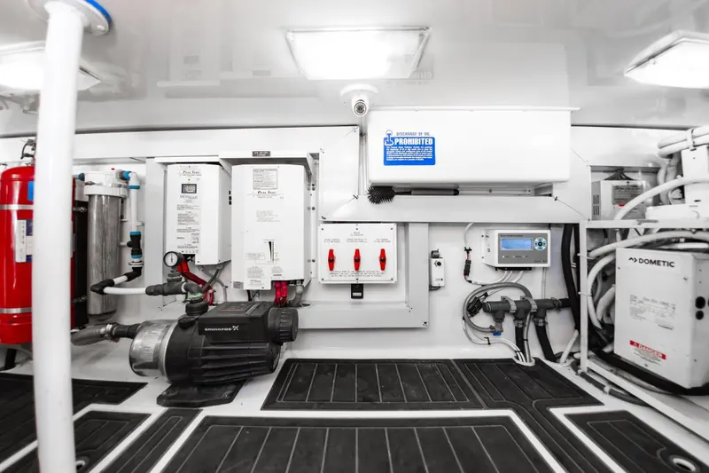 Heel Yeah Yacht Photos Pics 