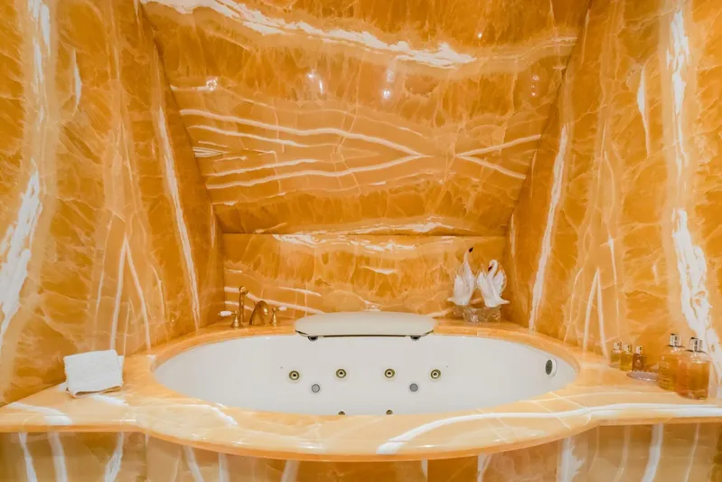 Status Quo Yacht Photos Pics Luxurious marble jacuzzi in Horizon Model Tri-Deck yacht, 2009.