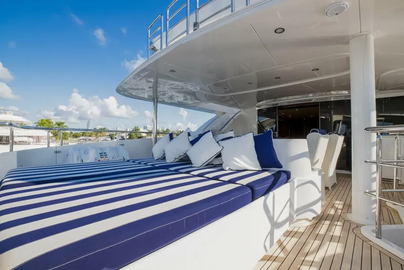 Status Quo Yacht Photos Pics Luxurious 2009 Horizon Model Tri-Deck yacht with striped sunbeds and plush cushions.