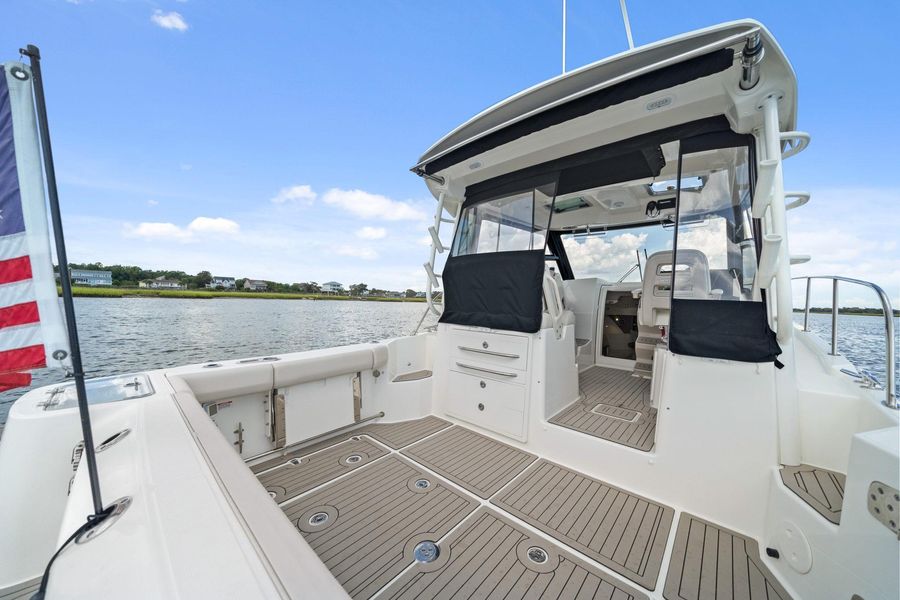 2021 Boston Whaler 325 Conquest
