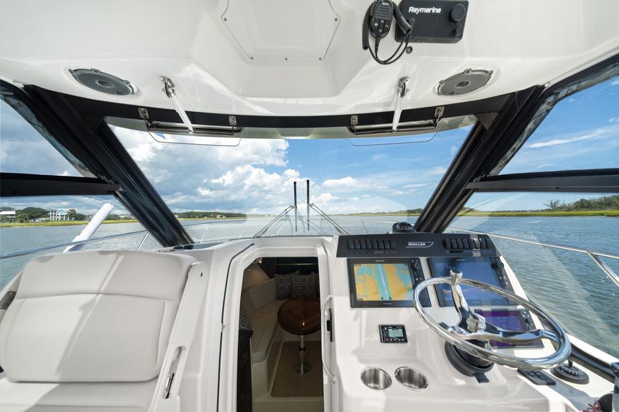 2021 Boston Whaler 325 Conquest