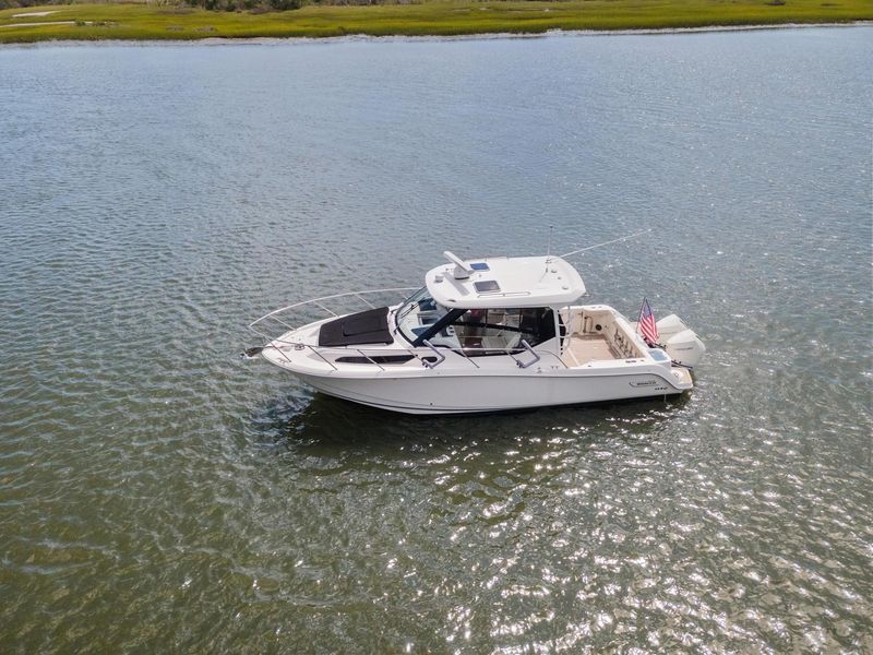 2021 Boston Whaler 325 Conquest