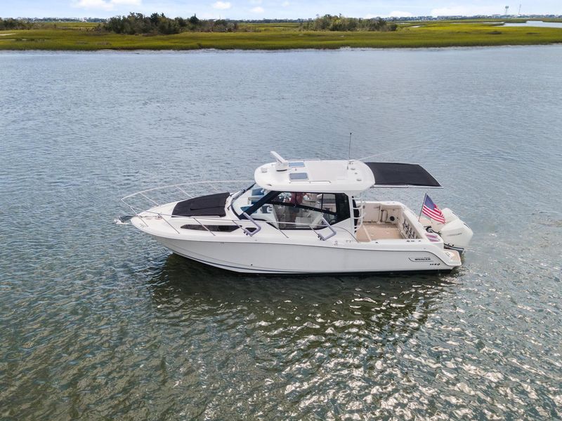 2021 Boston Whaler 325 Conquest