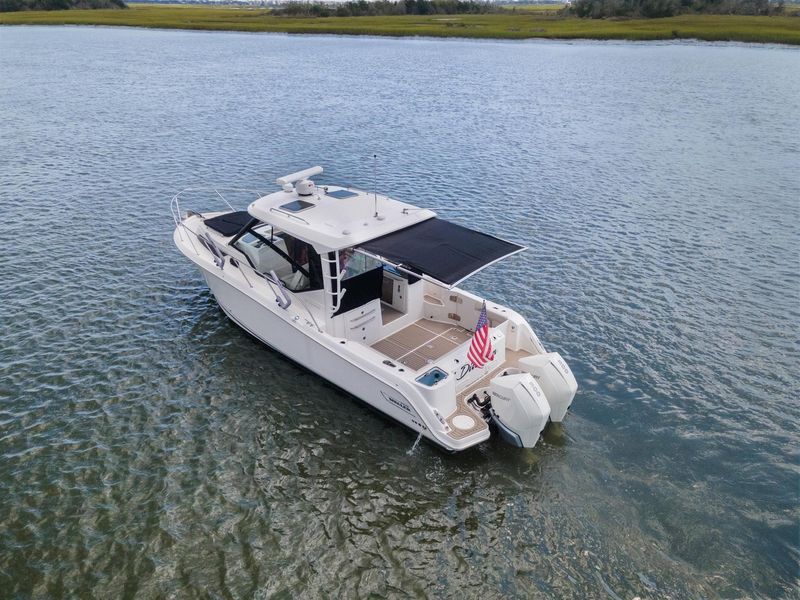 2021 Boston Whaler 325 Conquest