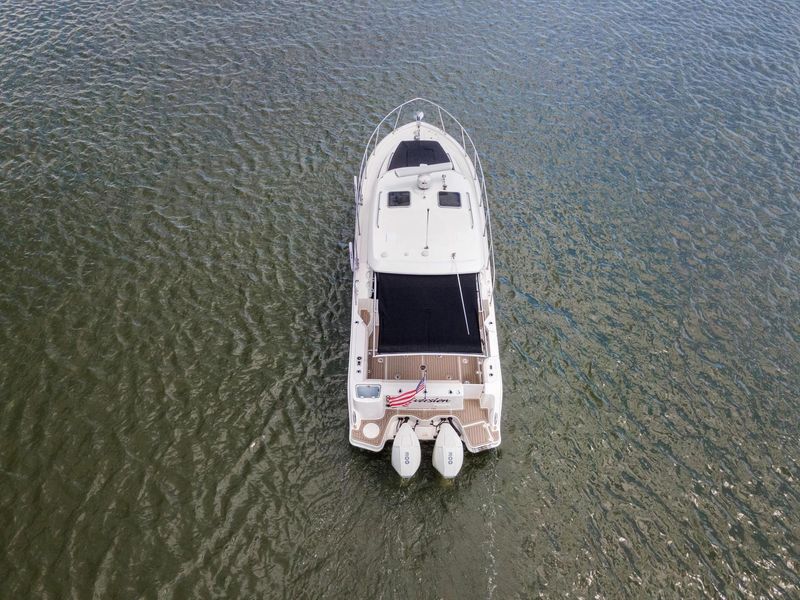 2021 Boston Whaler 325 Conquest