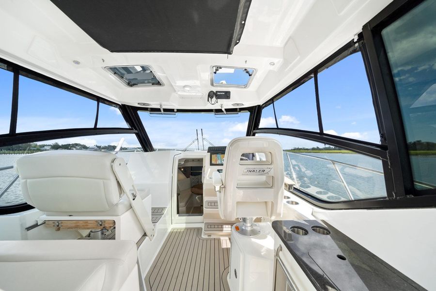 2021 Boston Whaler 325 Conquest