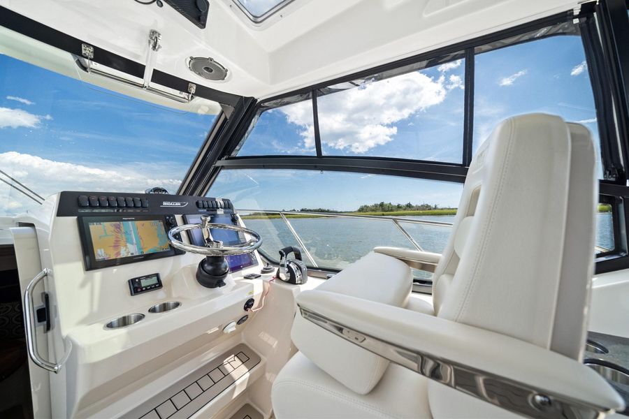 2021 Boston Whaler 325 Conquest