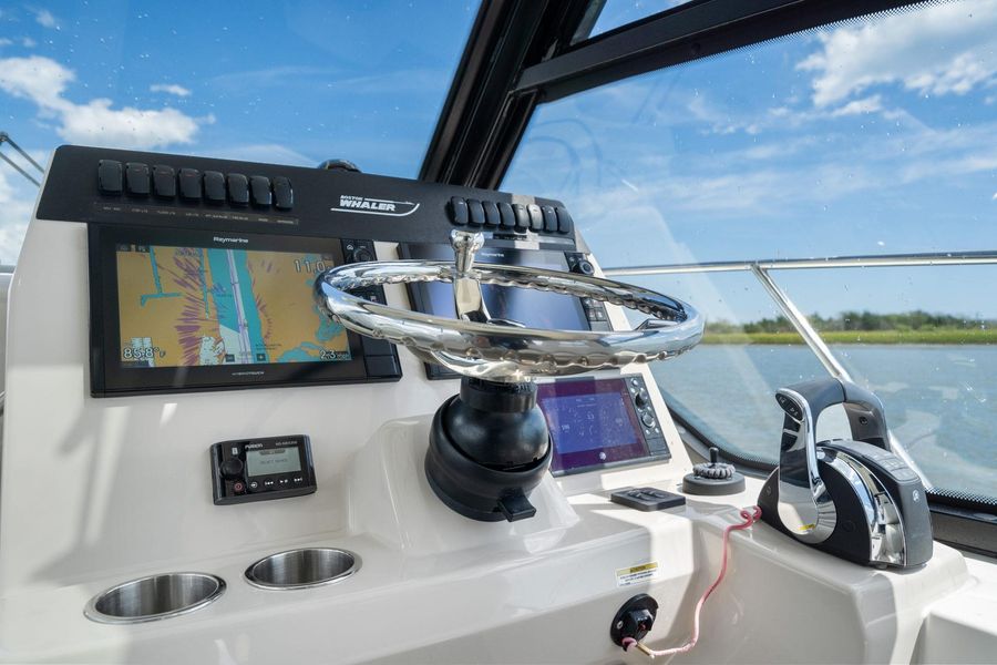 2021 Boston Whaler 325 Conquest