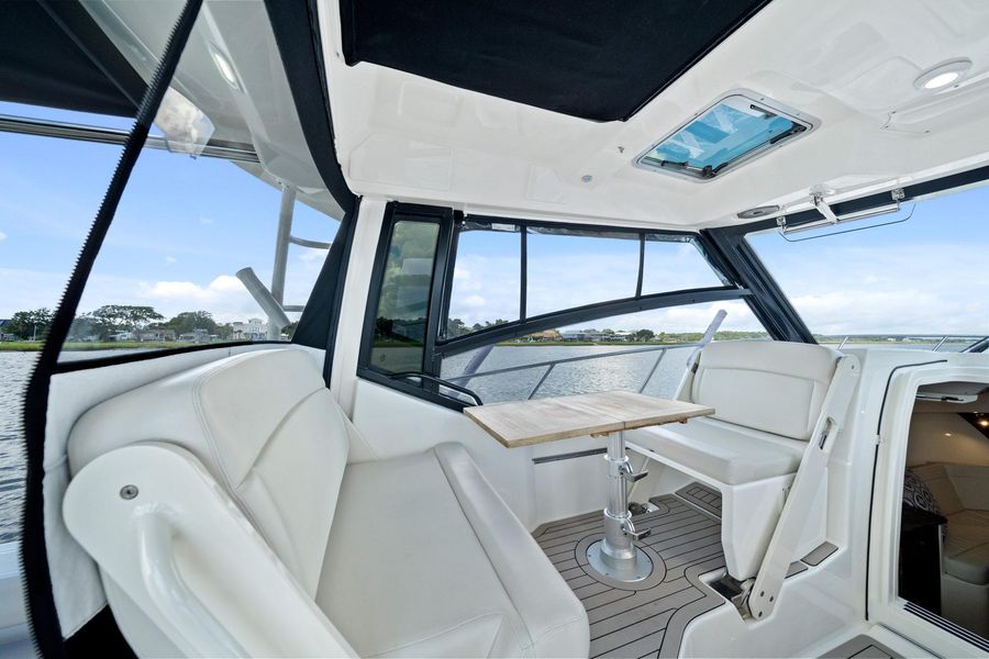 2021 Boston Whaler 325 Conquest