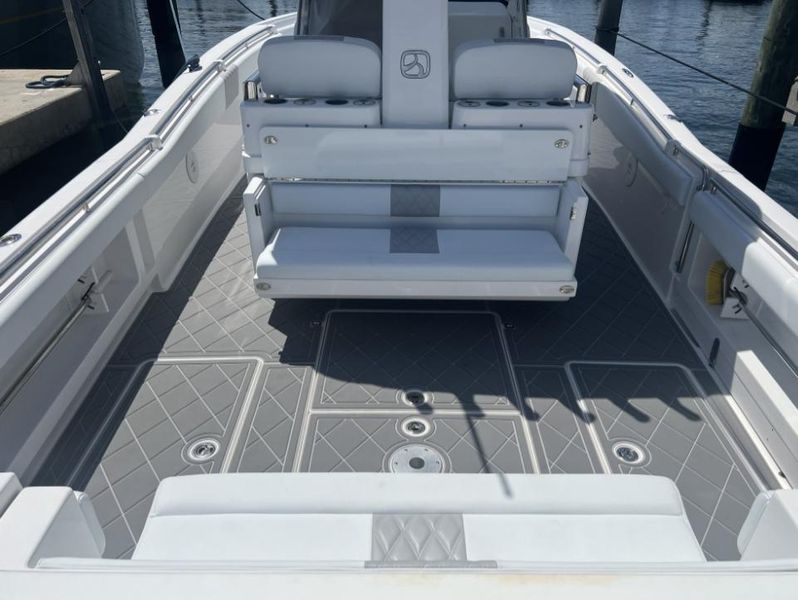 2015 Belzona 32 Center Console