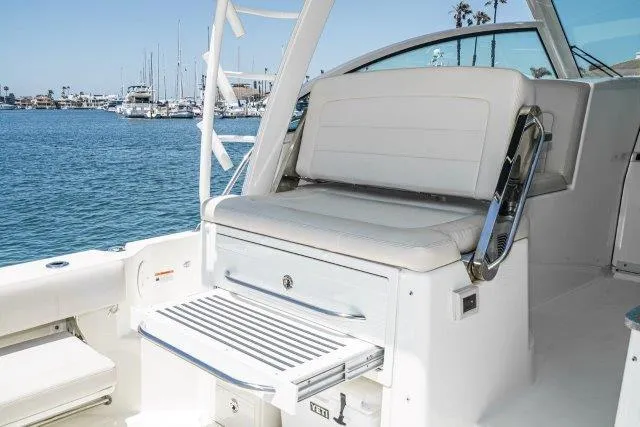 Boston Whaler 345 Conquest Yacht Photos Pics 