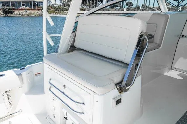 Boston Whaler 345 Conquest Yacht Photos Pics 