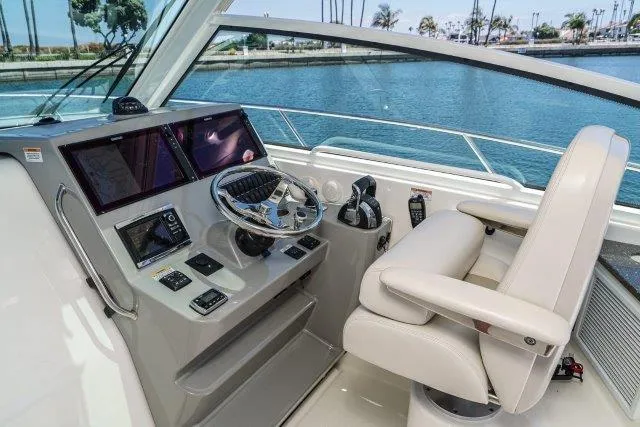 Boston Whaler 345 Conquest Yacht Photos Pics 