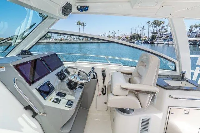 Boston Whaler 345 Conquest Yacht Photos Pics 