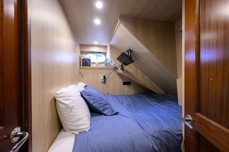 Jule Yacht Photos Pics Cozy cabin interior of 2005 Pacific Mariner 85 yacht with bed and porthole.