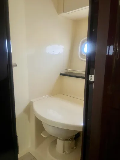 Be A Blessing II Yacht Photos Pics 2009 Sea Ray 4300 Sundancer yacht bathroom with compact toilet and porthole window.