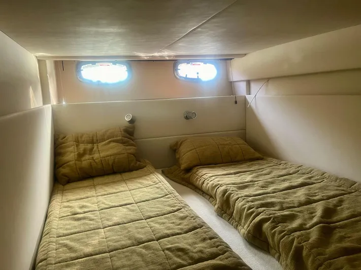 Be A Blessing II Yacht Photos Pics 2009 Sea Ray 4300 Sundancer cabin with twin beds and small windows.