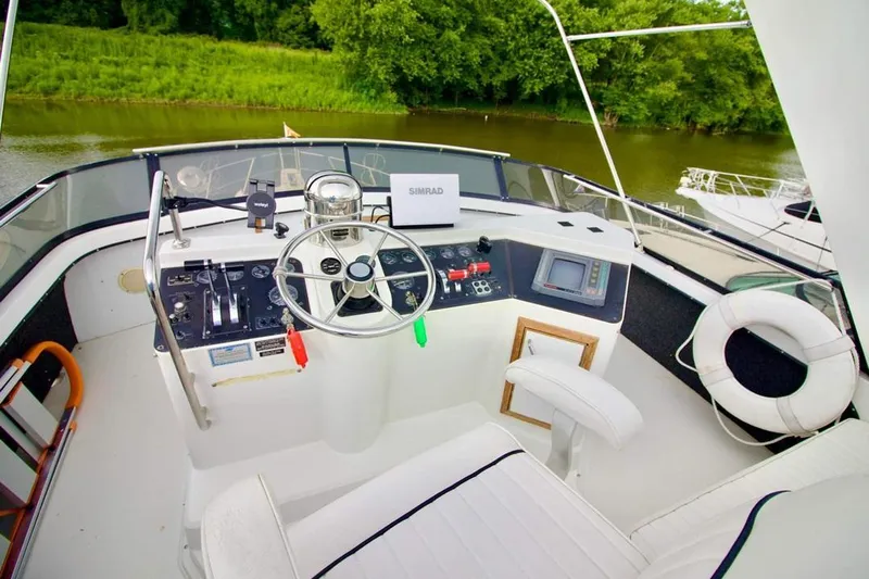  Yacht Photos Pics Roomy Helm Station