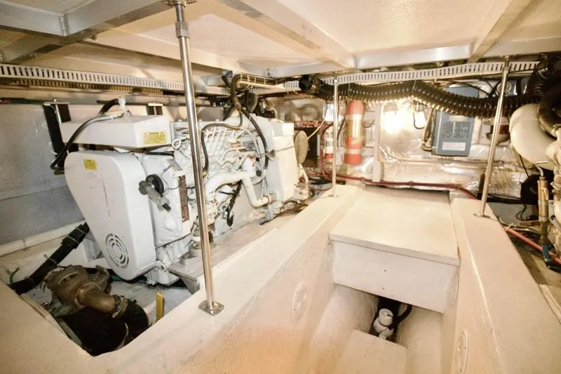  Yacht Photos Pics Spacious and Super Clean Engine Room