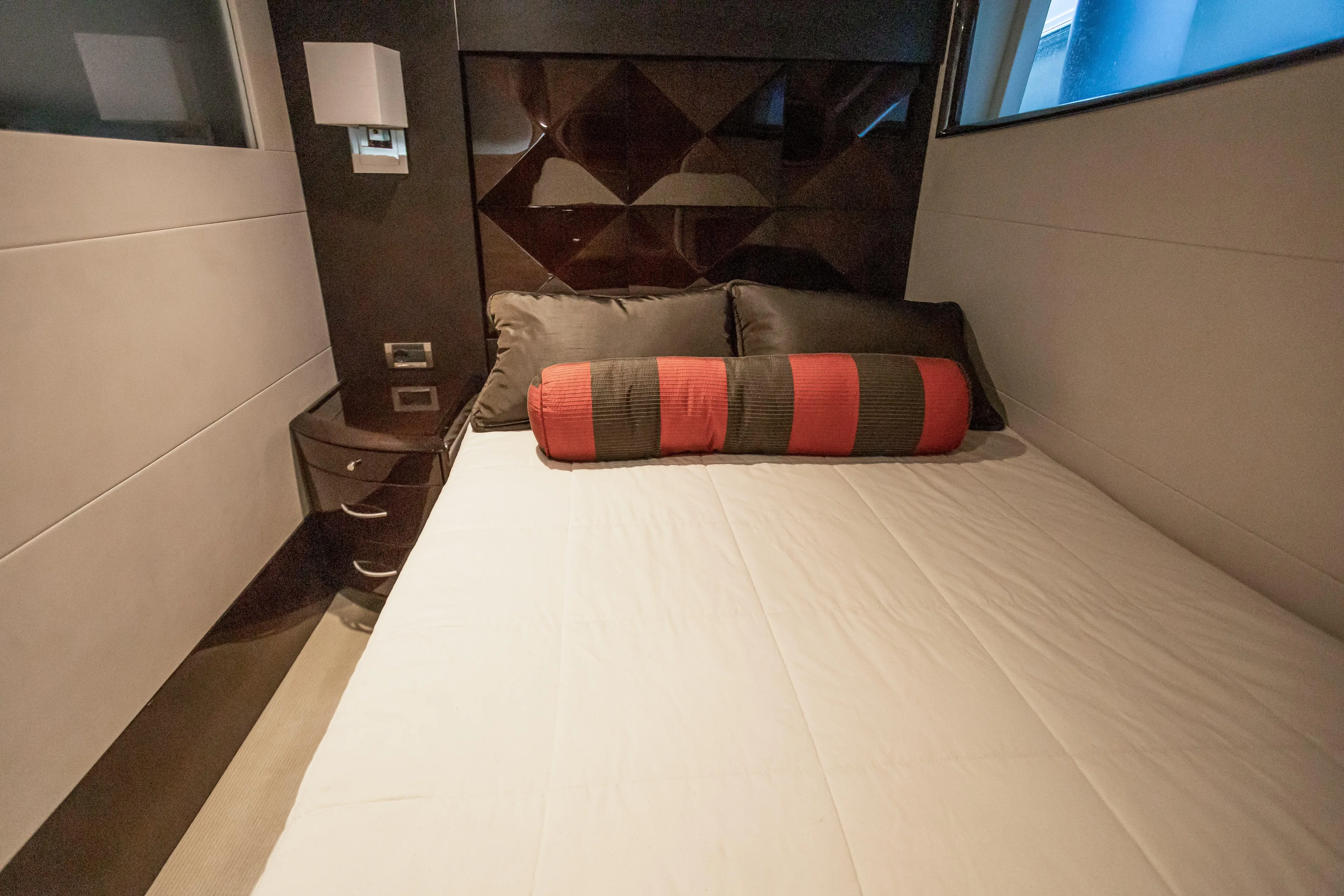 Carbon Copy V Yacht Photos Pics Guest Cabin