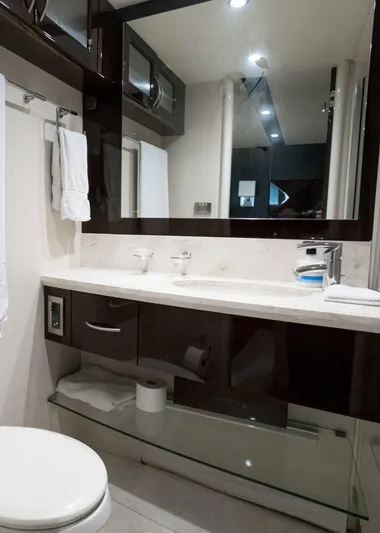 Carbon Copy V Yacht Photos Pics VIP Head