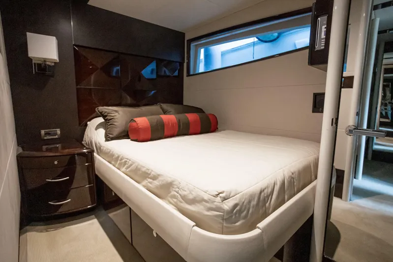 Carbon Copy V Yacht Photos Pics Guest Stateroom