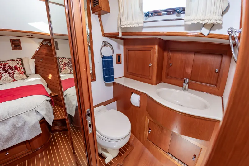 I Freedom I Yacht Photos Pics Luxurious bathroom and bedroom on Grand Banks 49 Eastbay SX 2005 yacht.