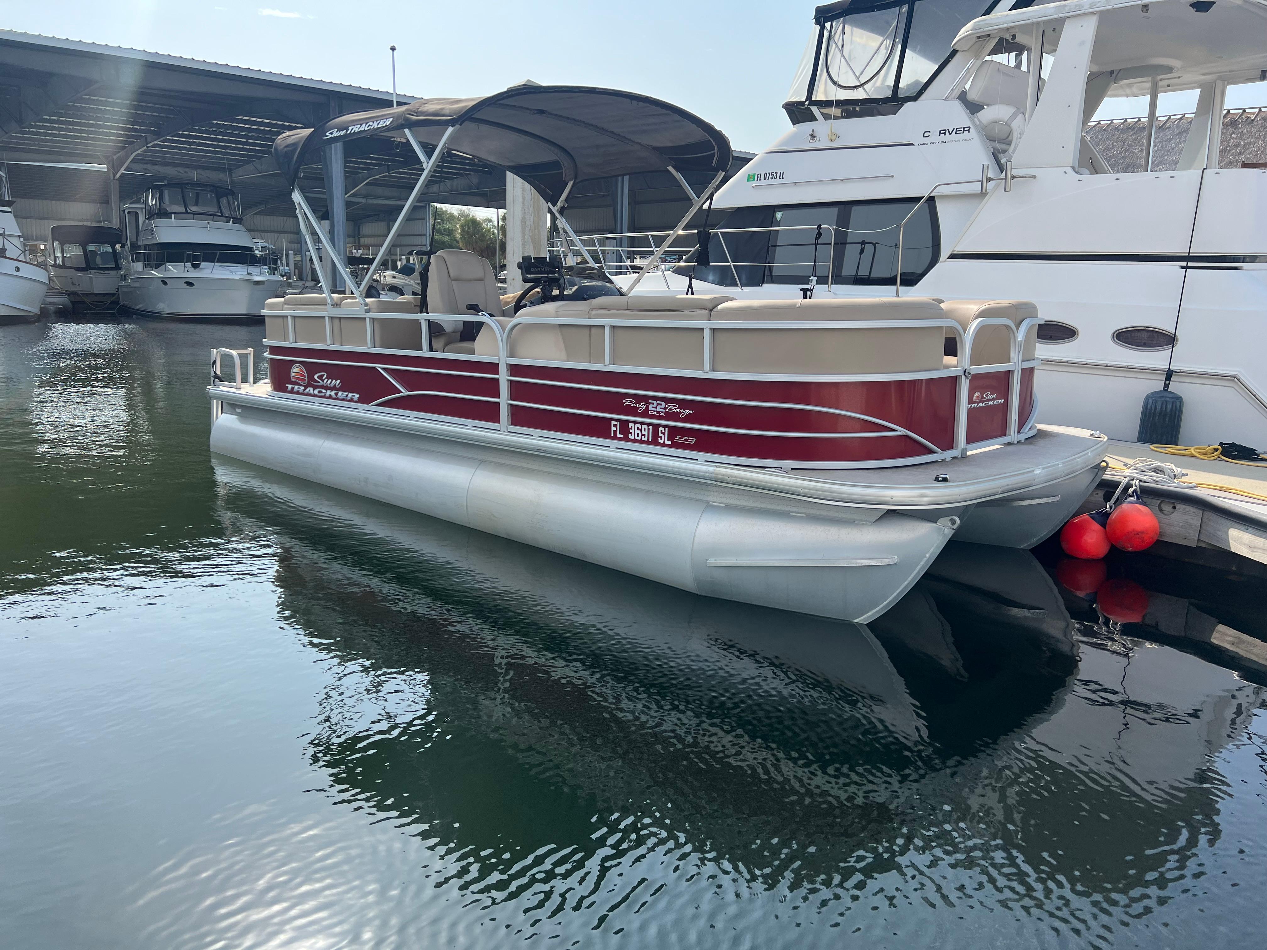 Sun Tracker Fishin' Barge 22 DLX - Boats for Sale - Seamagazine