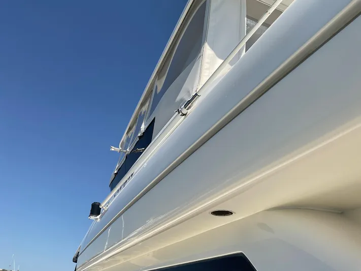 Yacht Photos Pics FLYBRIDGE SIDE DETAIL
