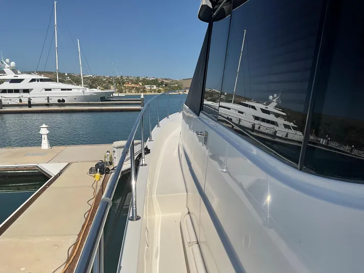  Yacht Photos Pics PORT SIDE ACCESS TO BOW