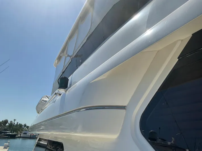  Yacht Photos Pics STARBOARD FLTBRIDGE SIDE