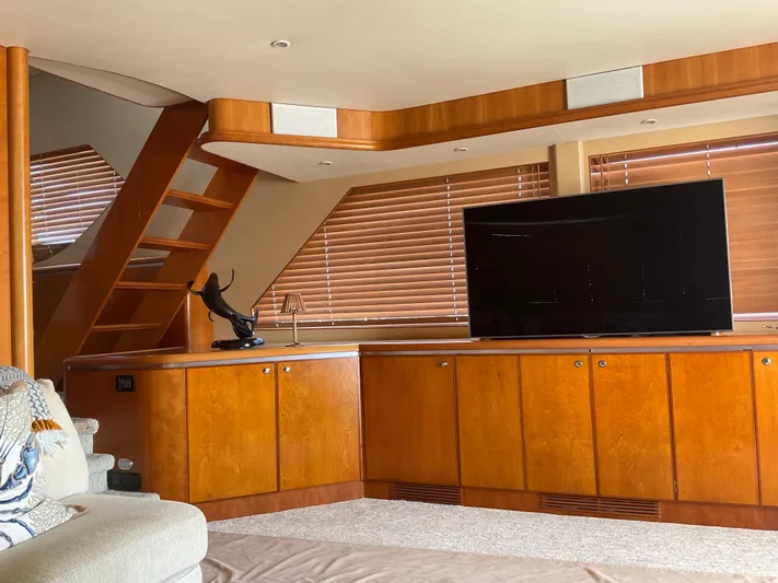  Yacht Photos Pics SALON TO STARBOARD TV AND NEW CABINETRY