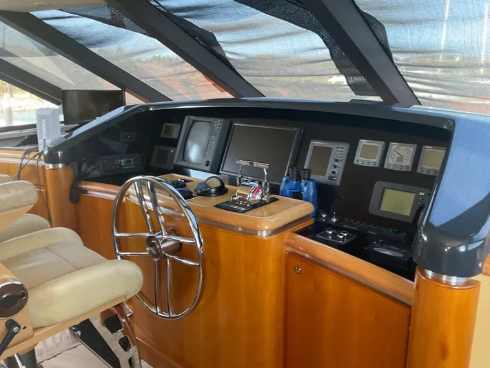  Yacht Photos Pics PILOTHOUSE HELM