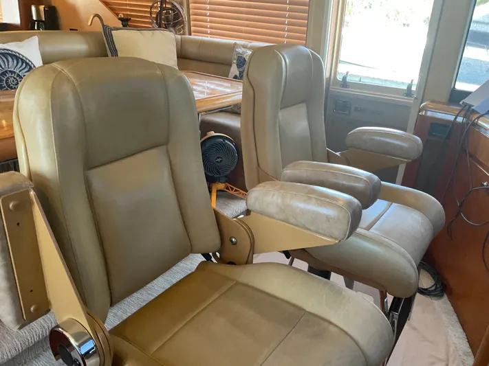  Yacht Photos Pics PILOTHOUSE CAPTAINS CHAIRS