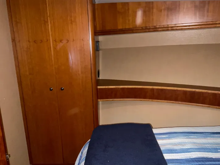  Yacht Photos Pics VIP HANGING LOCKER