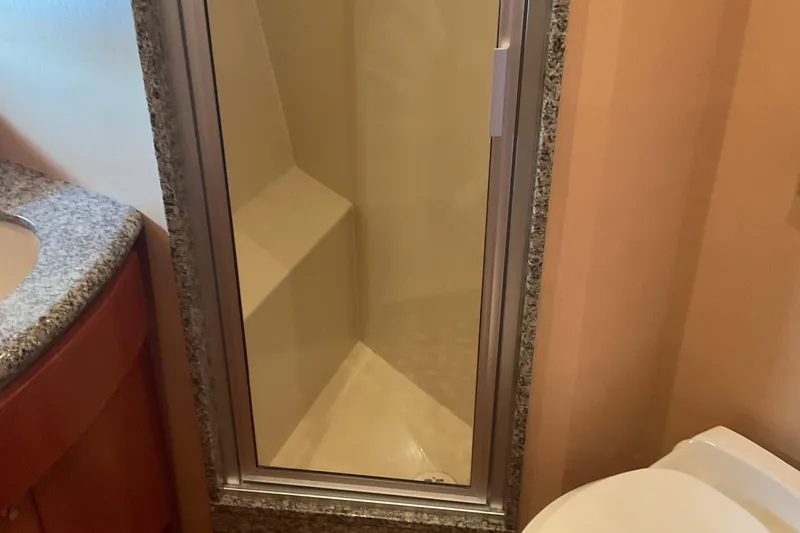  Yacht Photos Pics GUEST STALL SHOWER